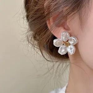Women Fashion Simple Baroque Floral Pearl Earrings Alloy Geometric Commuter