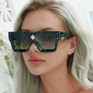 Women Fashion Large Square Sunglasses with TR Metal and Copper Alloy Frame