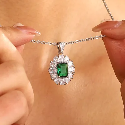 Women Fashion Oval Simulation Emerald Rhinestone Pendant Necklace