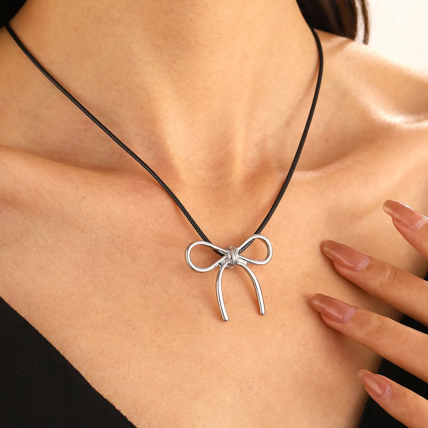 Women Simple Fashion Metal Bow Pendant Necklace