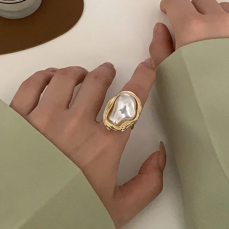 Exaggerated Retro Alien Pearl Ring Fashion Commuter Light Luxury Geometric Alloy