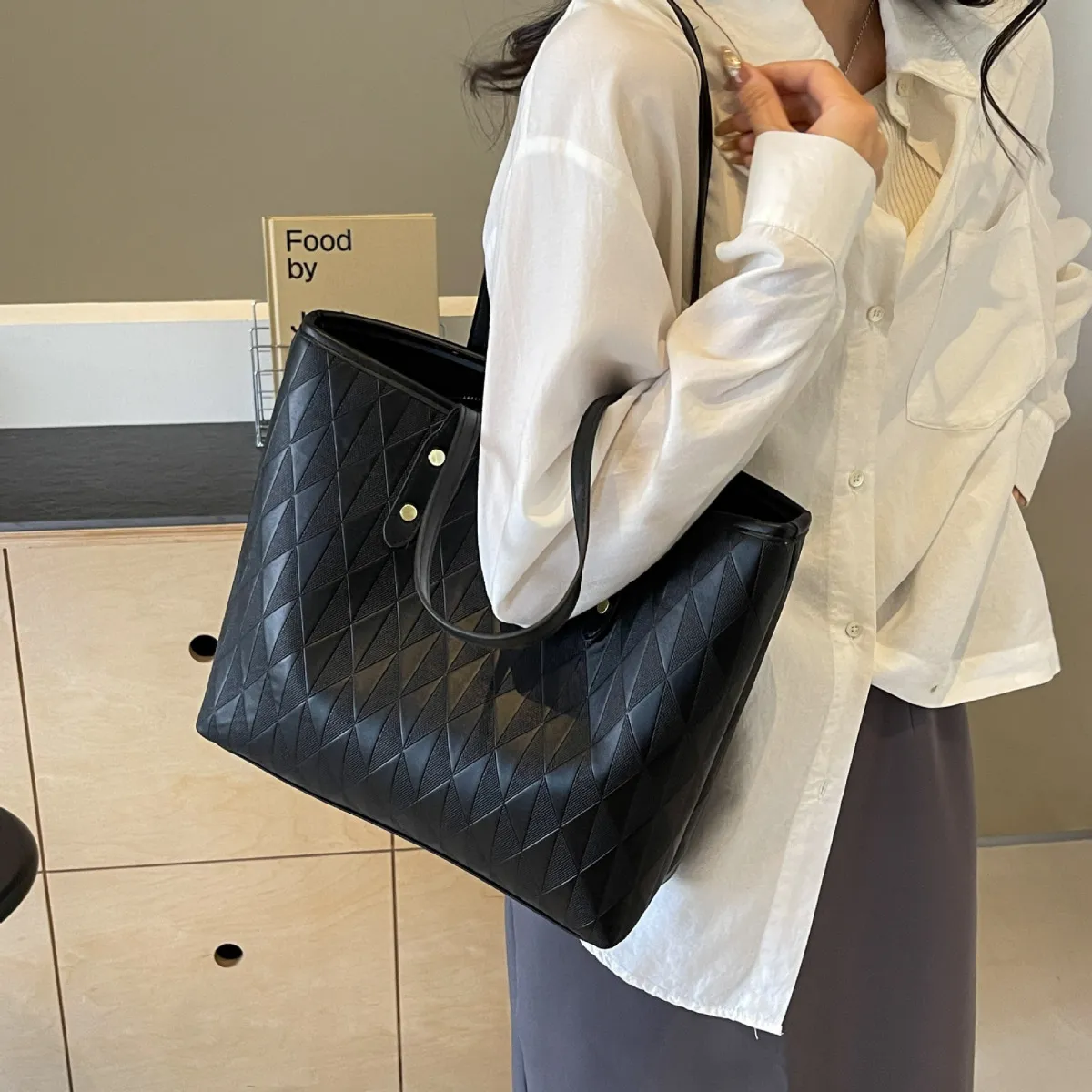 Women's Fashionable Solid Color Large Capacity Shoulder Tote Bag PU Urban Simplicity
