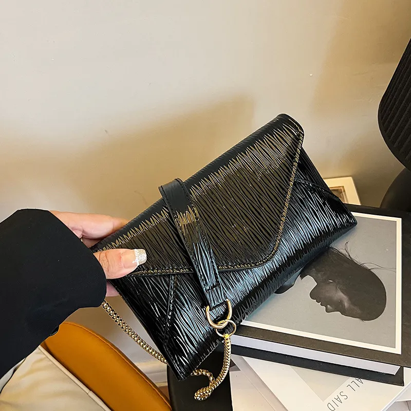 Women Fashion Solid Color Envelope Shape Chain Crossbody Bag