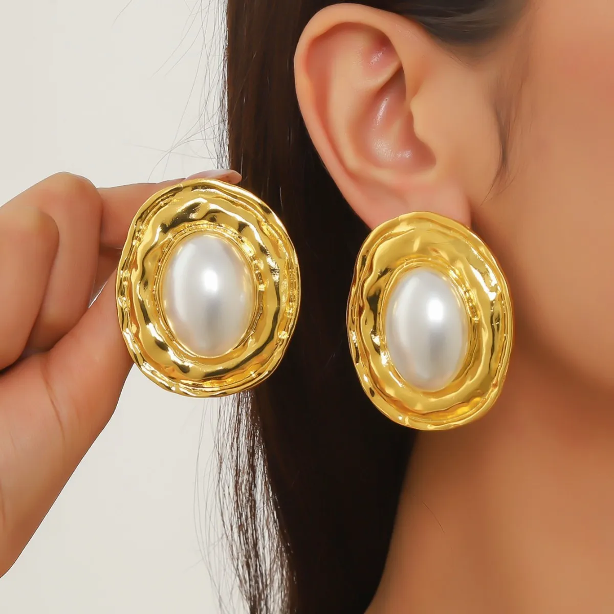 Retro Geometric Exaggerated Alloy Oval Earrings for Fashion Commuter