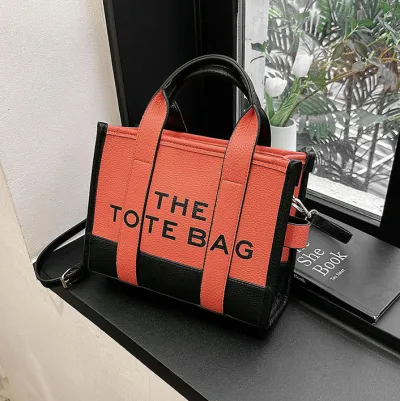 Bolso de mano con estampado de letras en contraste y costuras de moda
