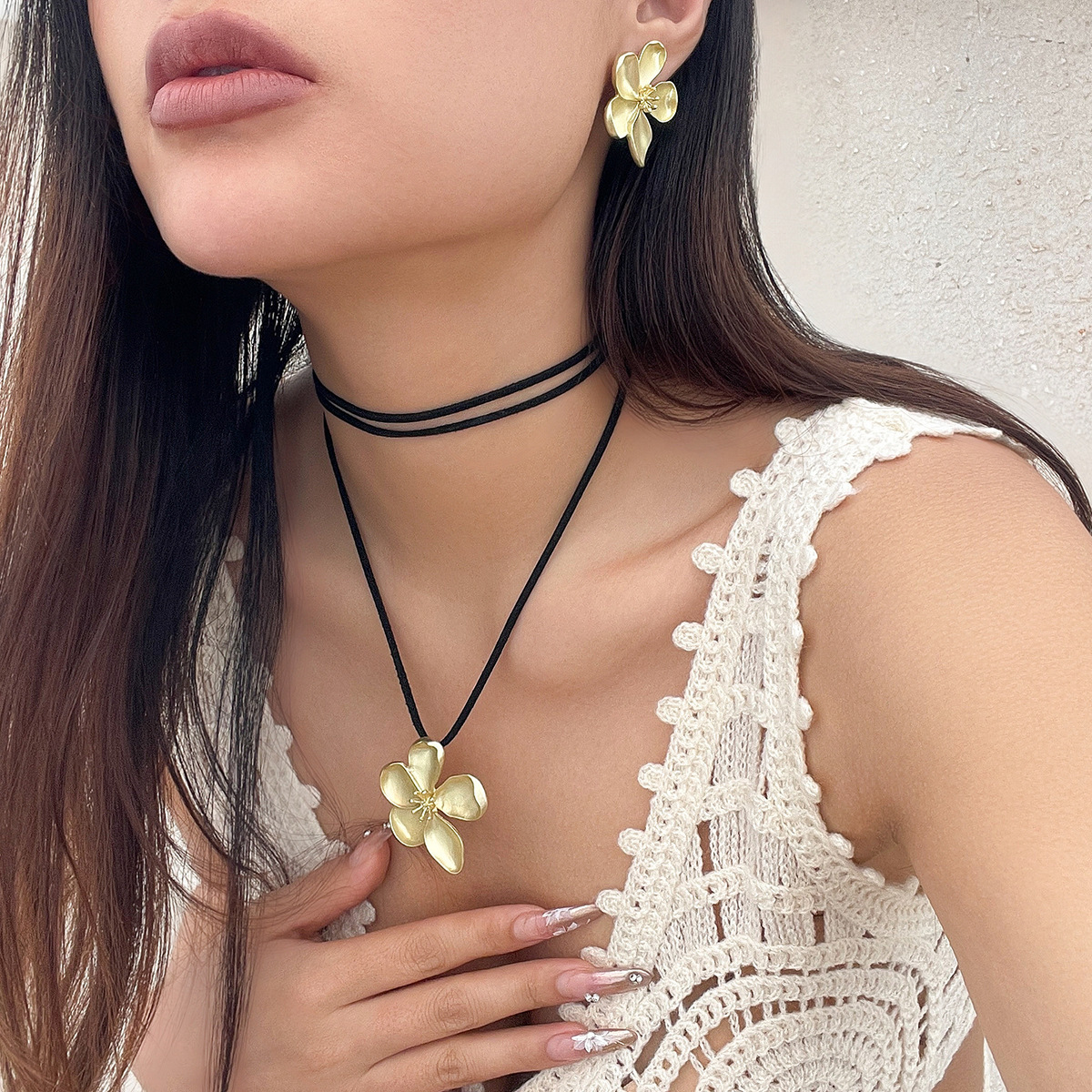 Wholesale Fashion Metal Five-Petal Flower Pendant Necklace