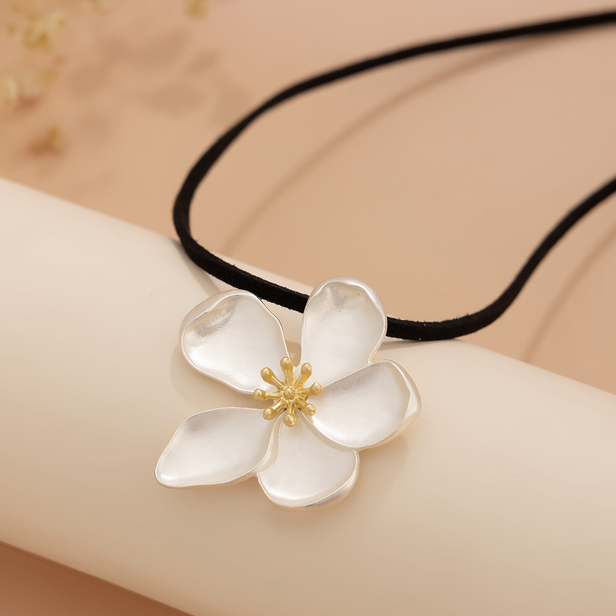 Wholesale Fashion Metal Five-Petal Flower Pendant Necklace