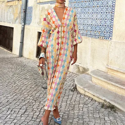 Vestido largo informal bohemio de verano para mujer con elegante estampado geométrico, escote en V y mangas tres cuartos tipo farol.