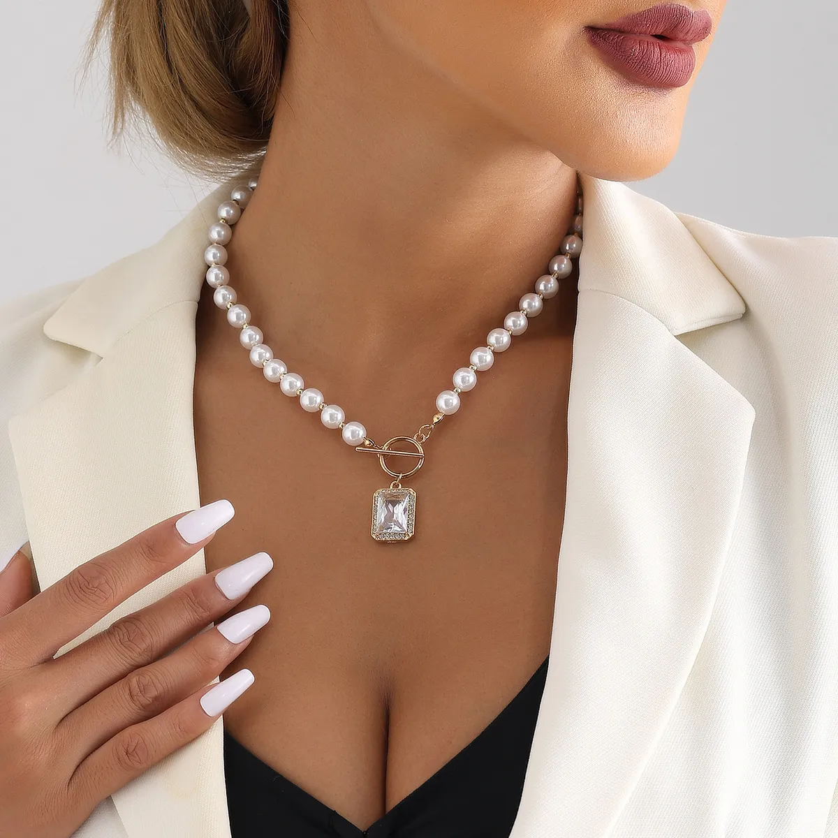Fashion Imitation Pearl Necklace with Rhinestone Pendant Clavicle Chain
