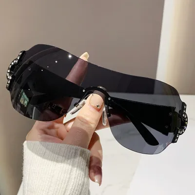 Gafas de sol huecas con montura grande de moda para mujer