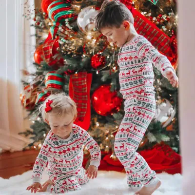 Conjunto de pijama informal para niños y niñas pequeños con estampado navideño, camiseta de manga larga y pantalón.