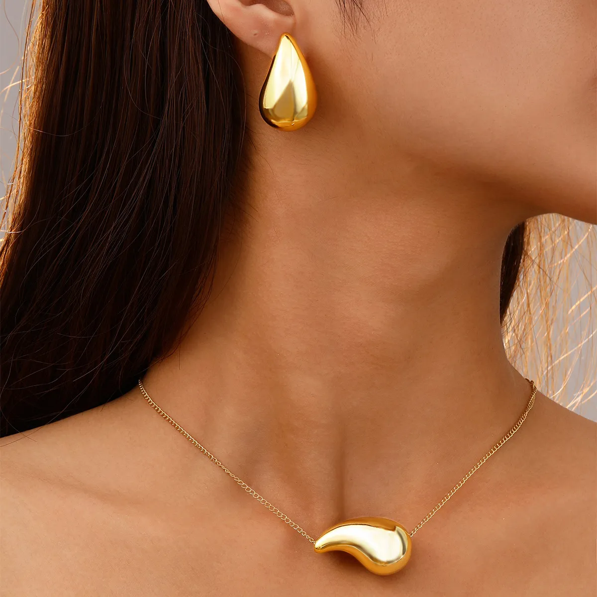 Women's Fashion Water Drop Golden Metal Necklace Earrings Set with Water Wave Chain