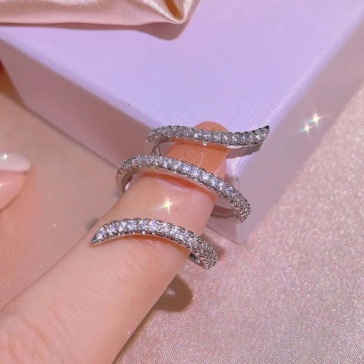 Women's Fashion Simple Geometric Winding Zircon Ring