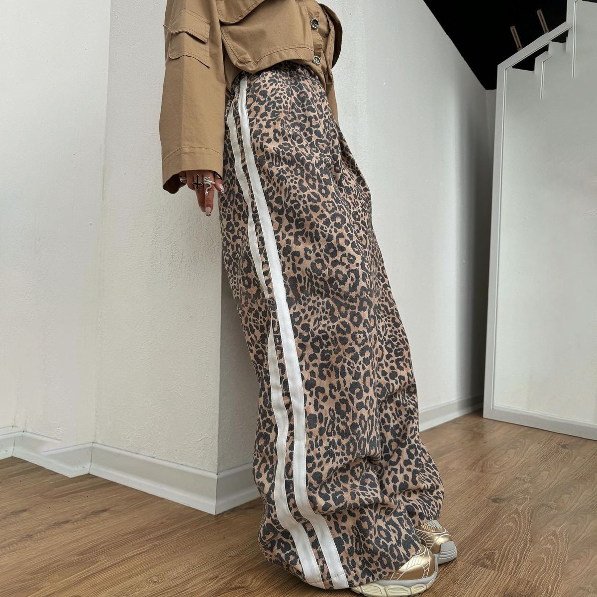 Wholesale Women Fashion Loose Leopard Printed Side Stripe