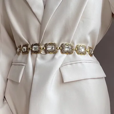 Cinturón de metal con cadena ovalada grabada y diamantes de imitación para mujer