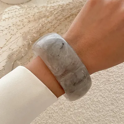 Women's Fashion Gradient Translucent Acrylic Bracelet