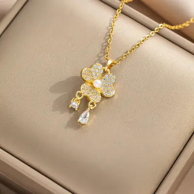 Fashion Rhinestone Flower Design Titanium Steel Necklace