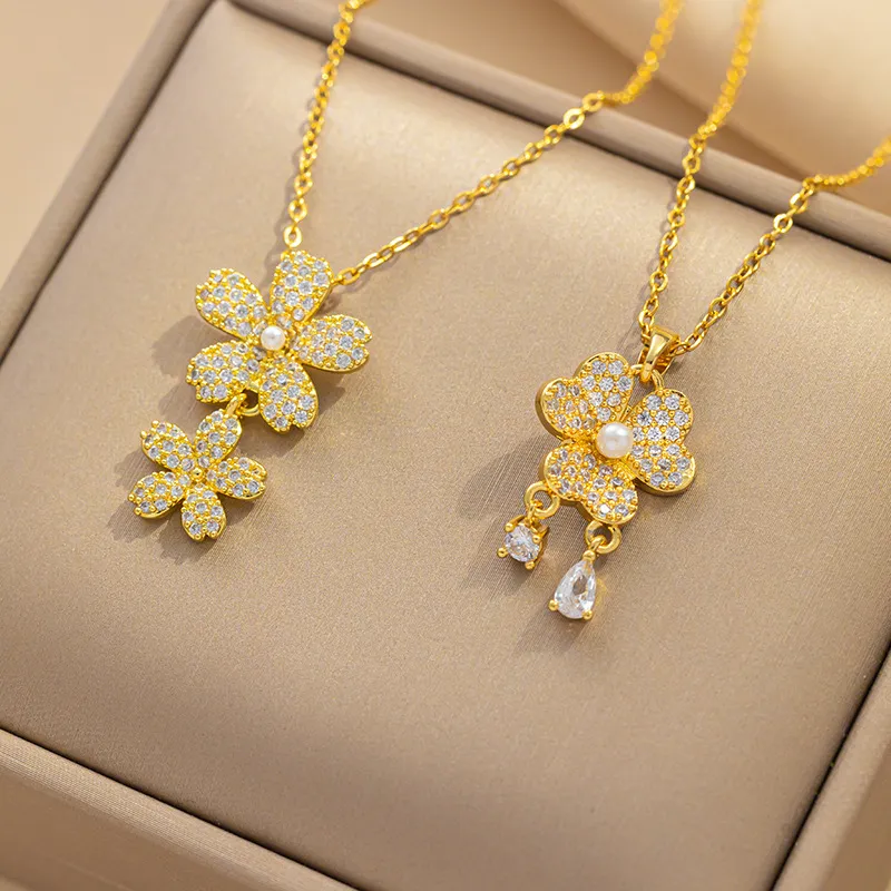 Fashion Rhinestone Flower Design Titanium Steel Necklace