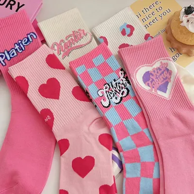 Calcetines largos de algodón con estampado de letras y corazones para mujer
