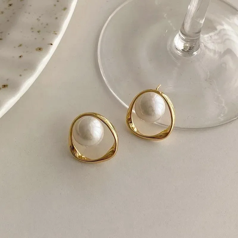 Women's Fashion Geometric Hollow Pearl Earrings
