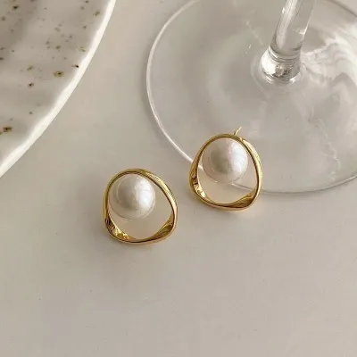 Women's Fashion Geometric Hollow Pearl Earrings