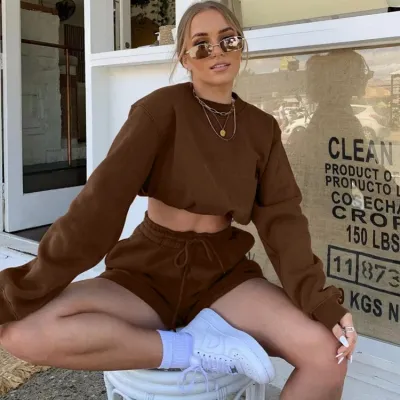 Conjunto de dos piezas de sudadera y pantalones cortos con cordón y cuello redondo informal para mujer