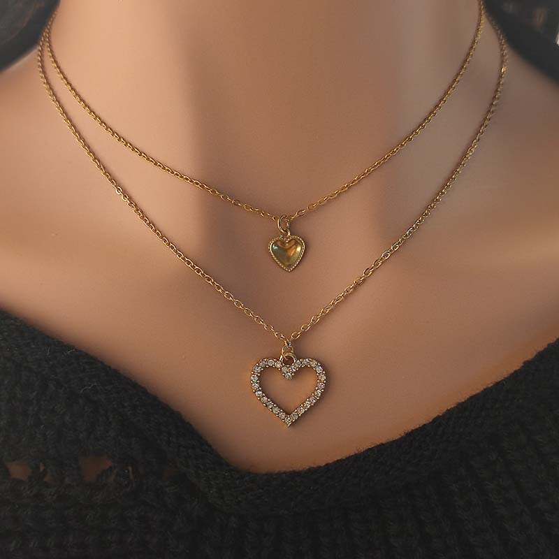 アクセサリー Chloe Triple Heart Double Gold Necklace modelimages__0035_sarah_chloe_