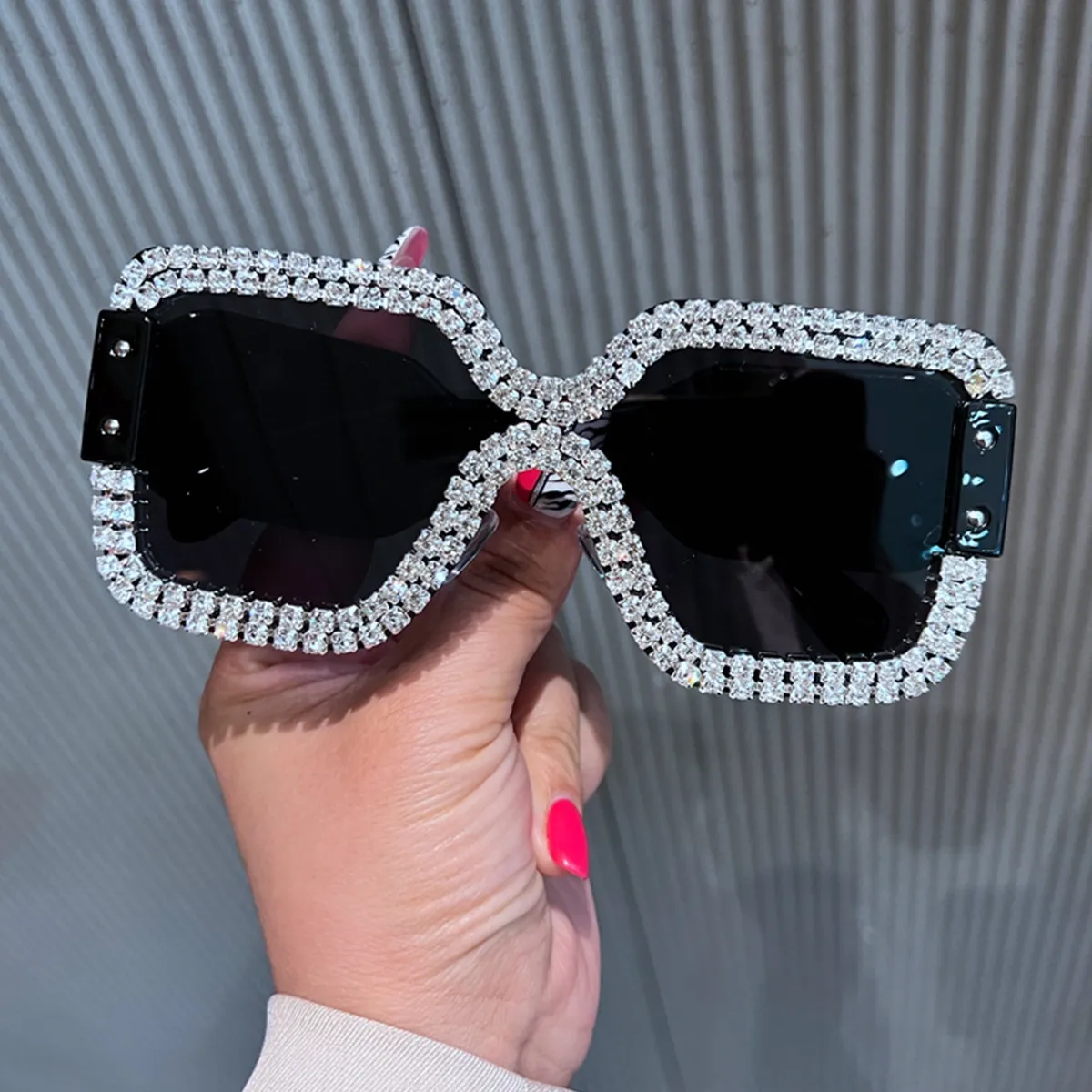 Women Fashion Distinctive Diamond Frameless One-Piece Square Sunglasses Metal PC
