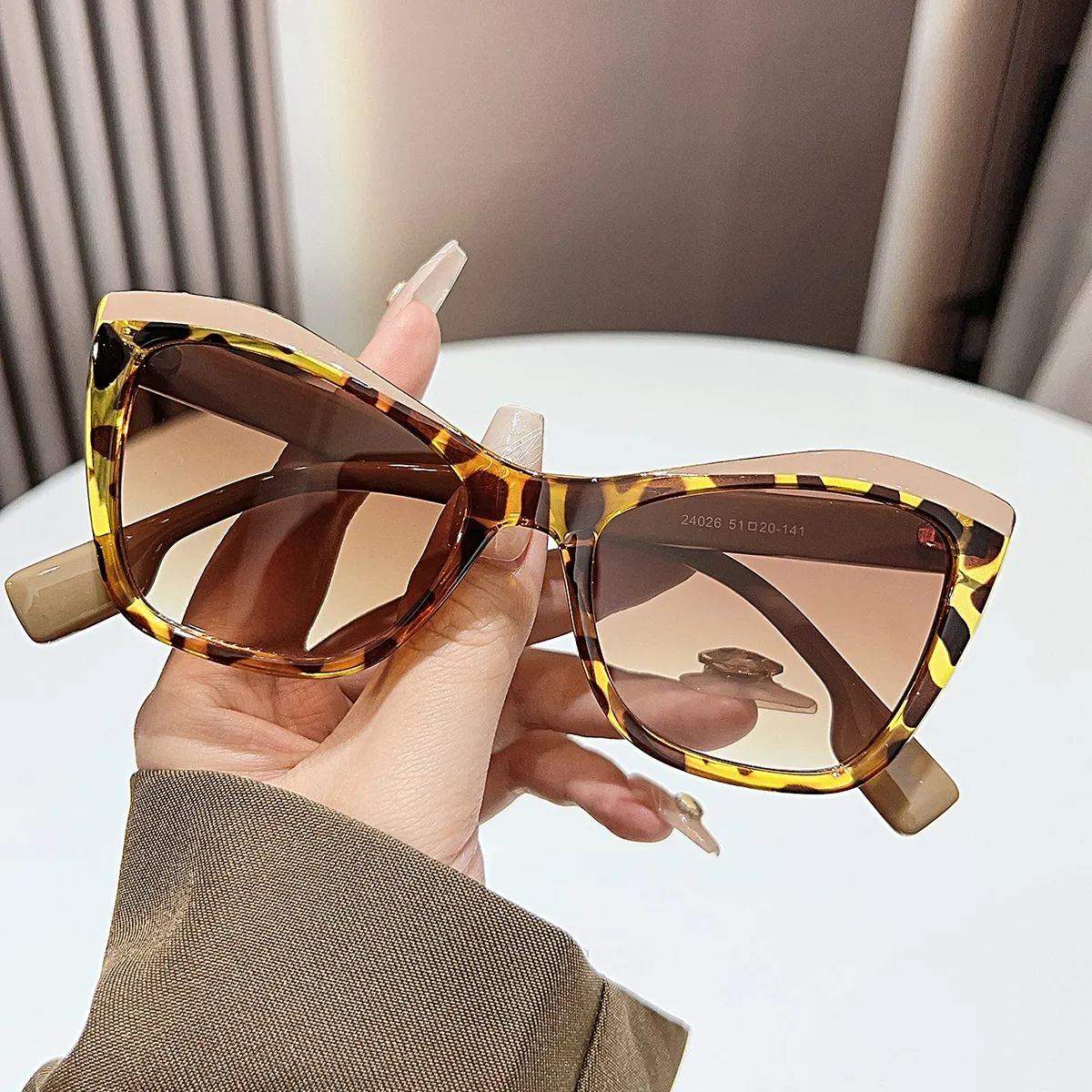Women Fashion Anti-Ultraviolet Flat Cat-Eye Big Frame Sunglasses