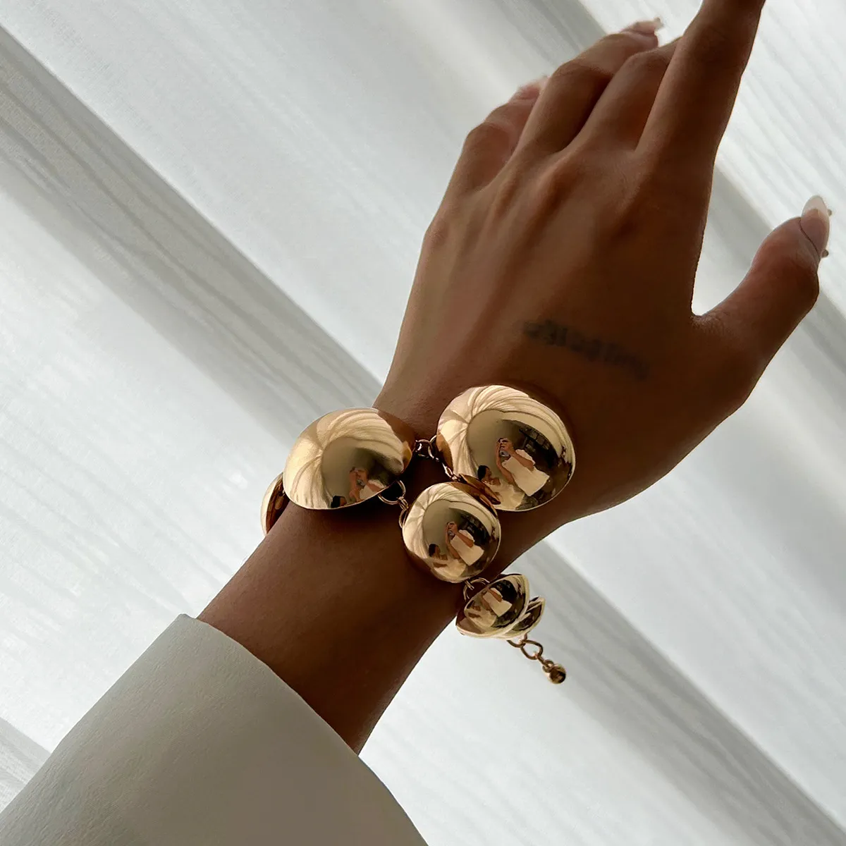 Women Fashion Exaggerated Alloy Round Pendant Bracelet