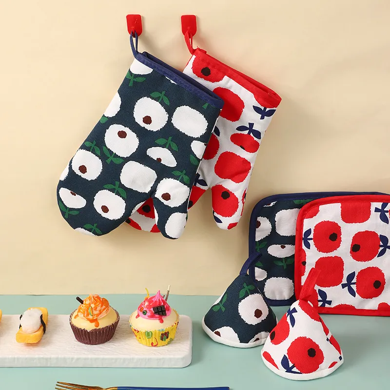 Simple Kitchen Baking High Temperature Resistant Thickened Microwave Heat Insulated Gloves Apple Pattern
