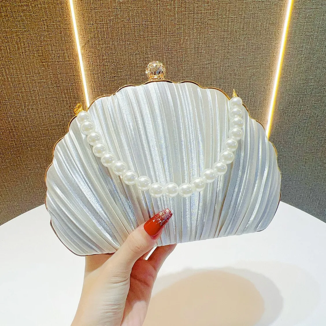 Women Fashion Elegant Silk Shell Pearl Banquet Handbag