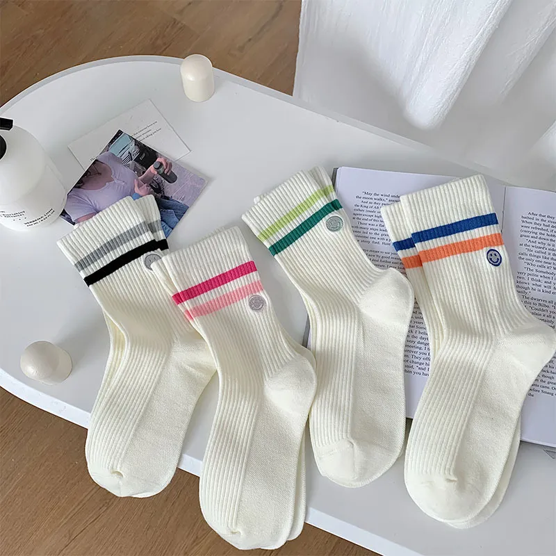 Women Contrast Color Embroidered Smiley Face Cotton Sport Socks