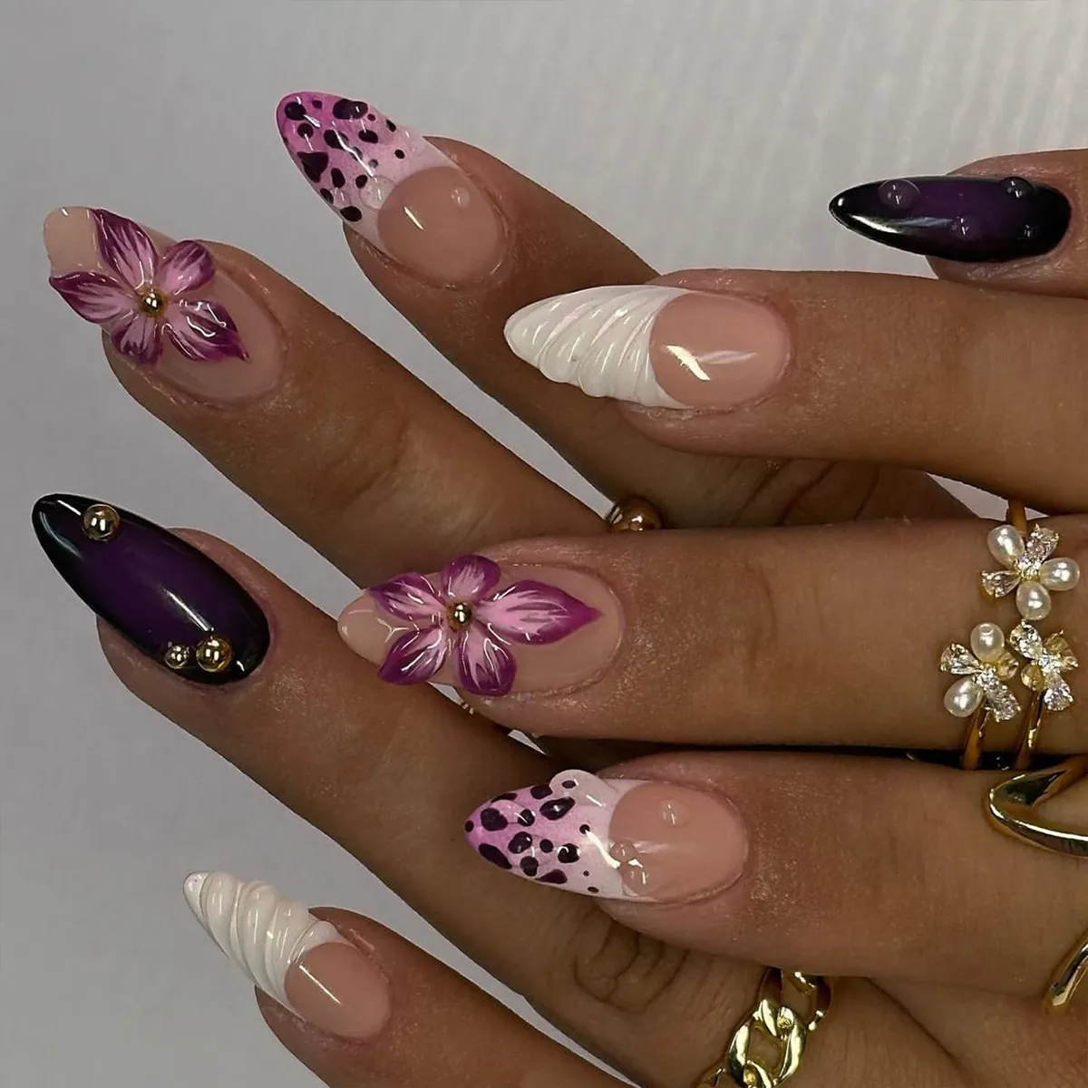 Women Fashion Flower White-Edged Beads Art Fake Nails Short Almond-Shaped Wearable