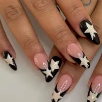 Uñas postizas sencillas con borde blanco y purpurina plateada para mujer