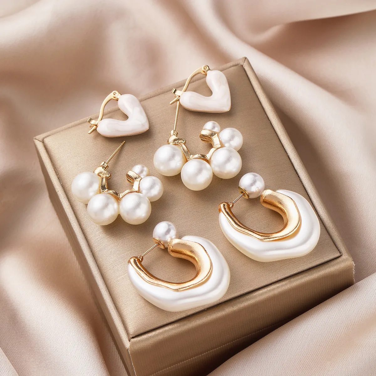 Women's Elegant Gold Oil Drop Love Pearl Earrings Set