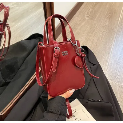 Bolso bandolera tipo cubo con colgante de amor de color liso informal a la moda para mujer