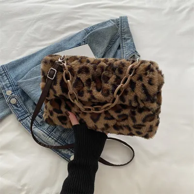 Bolso de hombro con cadena de felpa de leopardo para mujer