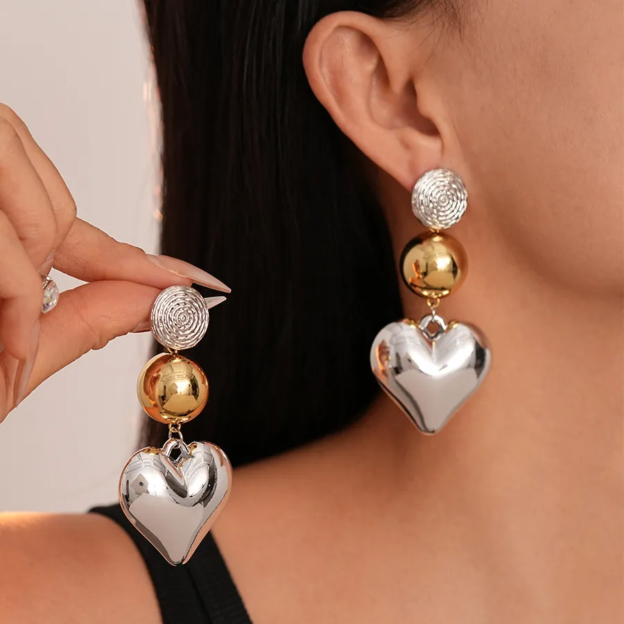 Exaggerated Contrast Distinctive Heart Earrings