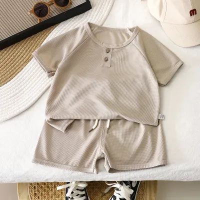 Boys' Simple Solid Color Short-Sleeved Top and Shorts Two-Piece Set - Casual Pullover Outfit for 3-14T