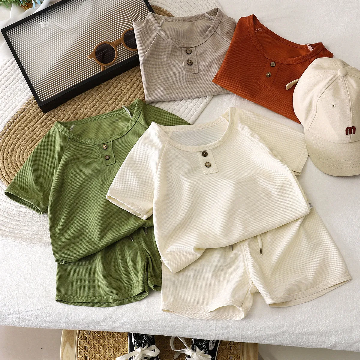 Boys' Simple Solid Color Short-Sleeved Top and Shorts Two-Piece Set - Casual Pullover Outfit for 3-14T