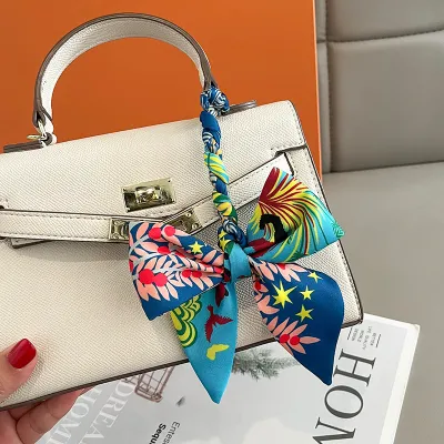 حقيبة يد نسائية أنيقة مزينة بشريط مطبوع برباط، وشاح