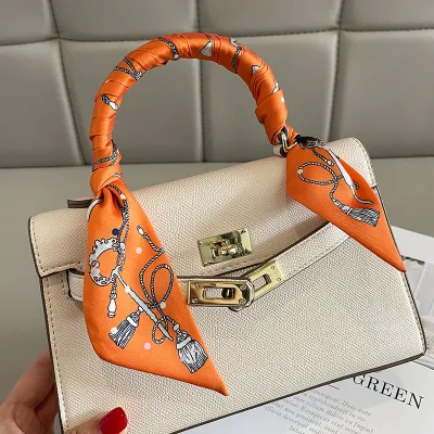 وشاح أنيق بمقبض حقيبة مزين بشريط مطبوع