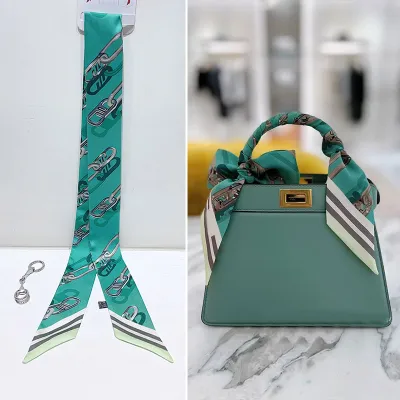 وشاح بمقبض حقيبة مزين بشريط مطبوع أنيق