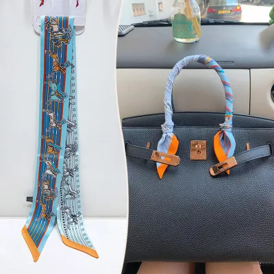 وشاح بمقبض حقيبة مزين بشريط مطبوع أنيق