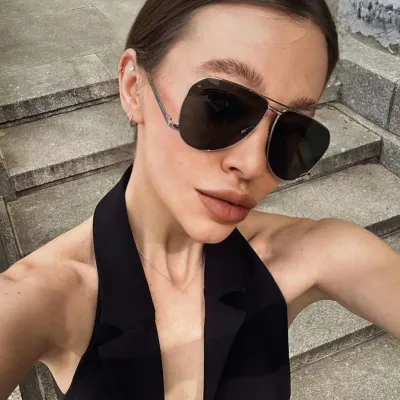 Gafas de sol con montura irregular y doble haz para mujer