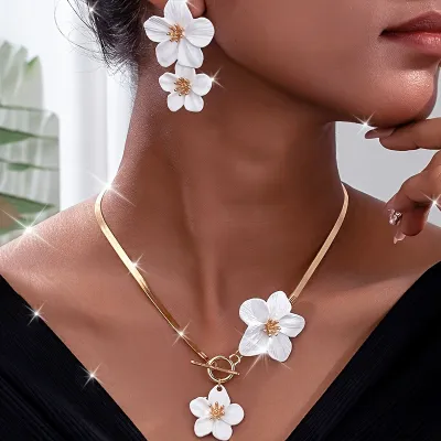 Fashion Elegant Alloy Floral Pendant Necklace Earrings Set