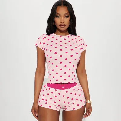 Conjunto de pijama de dos piezas para mujer: camiseta de manga corta con estampado de corazones y shorts ajustados.