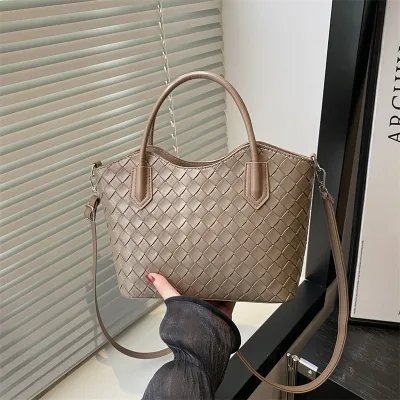 Women Weaving Street Trend Bucket Handbag with Zipper Closure