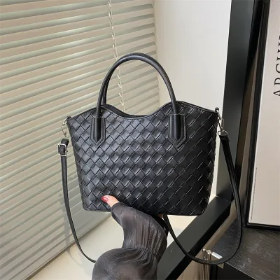 Women Weaving Street Trend Bucket Handbag with Zipper Closure